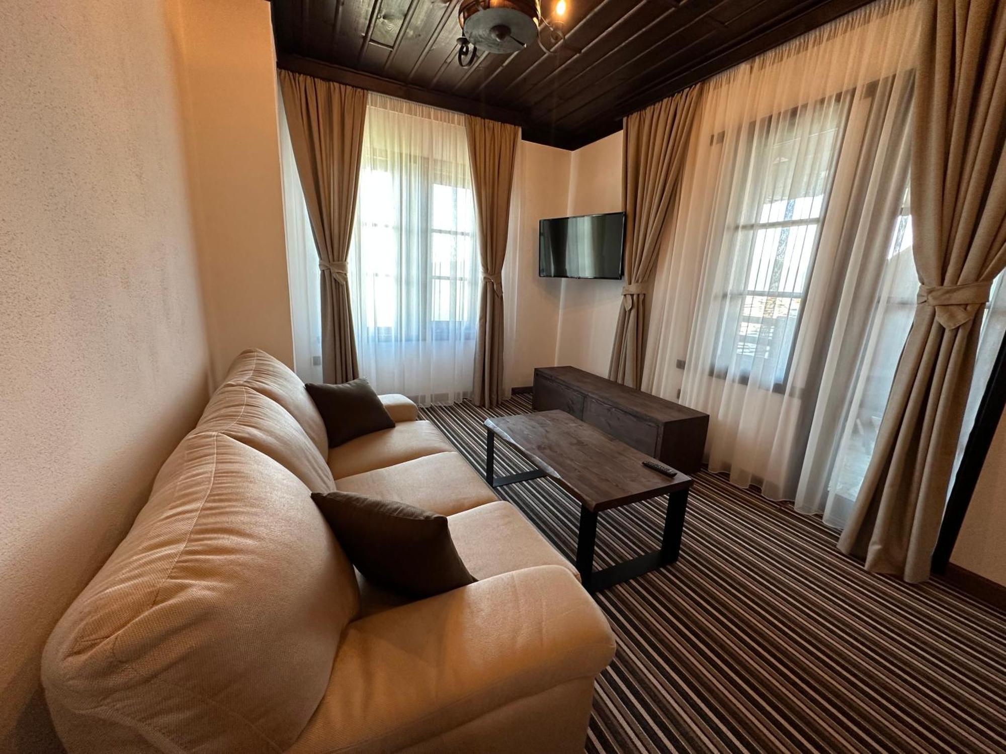 Hotel Leshten *